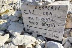 Targa di pietra nei pressi della Sella del Brecciaio