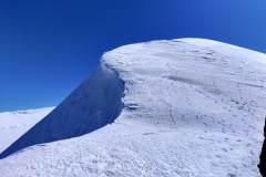 La cresta con numerosi terrazzi di neve