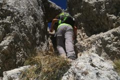 Alessio nella strettoia sotto Cima di Giovanni Paolo