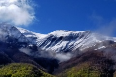 Il Gorzano sotto una leggera nevicata notturna