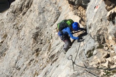 Alessio sul traverso della ferrata