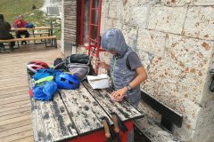 Alessio e il meritato pasto presso il Rifugio Duca d'Abruzzi