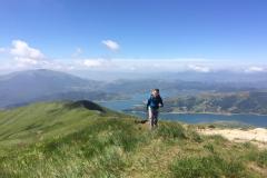 Alessio e con il lago alle spalle