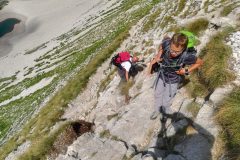 Alessio e nonno Palmarino sul passaggio delle roccette