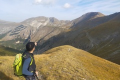 Stefano ad indicar verso il rifugio del Fargno