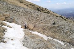 Tratti di neve sotto la cresta