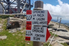 Antichi Segnavia nei pressi della vetta