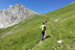 Stefano e Alessio a salire verso il valico di Sasso Borghese