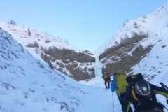 Avvicinamento con la cascata dinanzi a noi