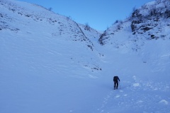 I salti lungo il fosso completamente colmi di neve