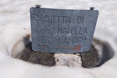 La storica targa sulla Forchetta di Maiella