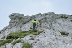 Alessio verso la vetta del Dente del Lupo