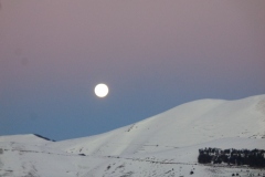 Una luna all'alba