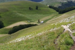 Capanna Ghezzi in lontananza