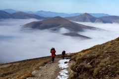 Salendo con la piana avvolta nella nebbia