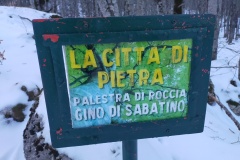 Segnale dalla strada di "Città di Pietra"