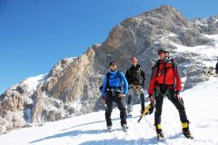 Uomini d'amicizia in montagna