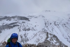 Alessio in vetta con la nebbia che avvolge il Corvo