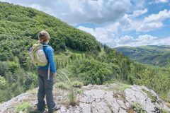 Elettra con lo sguardo verso l'immensità