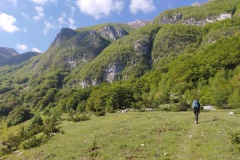 Alessio in marcia verso la valle