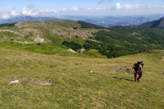 Con il Rifugio Monte Orsaro alle spalle