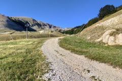 Salendo per la strada di collegamento