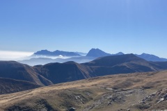 Il Gran Sasso in lontananza tra le nubi