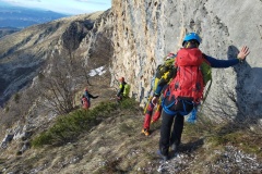 Il gruppo scendendo verso il ghiaione di rientro