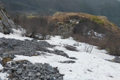 Si scende tra neve e ghiaia