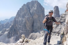 Daniele con il campanile basso alle spalle