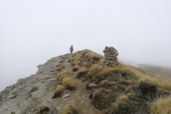 Sulla cresta tra la nebbia