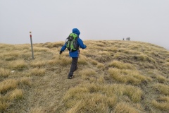 Alessio scendendo tra la nebbia