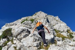 Alessio lungo la risalita rocciosa