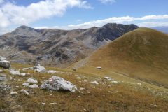 Scendendo verso la sella di Monte Corvo