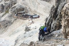 Alessio sulla ferrata con sotto il Rifugio Passo Principe