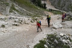 Alessio e Stefano a salire dopo il rifugio di Vajolet