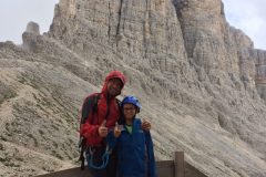 Alessio e Daniele al Rifugio Re Alberto con le Torri di Vajolet alle spalle