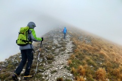 Alessio e Stefano immersi tra nebbia e pioggia