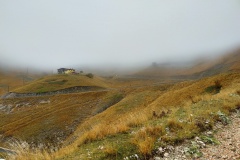 Il rifugio Sebastiani tra le nebbie