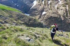 Stefano salendo verso la sella della Solagna